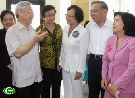 ທ່ານເລຂາທິການໃຫຍ່ ຫງວຽນຟູ໋ຈ້ອງ ເຂົ້າຮ່ວມການພົບປະ ສັງສັນອະດີດການນຳຂັ້ນສູງ